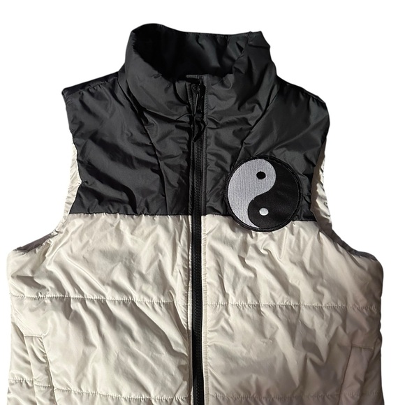 The North Face black & white puffer vest with yin yang patch. Women’s small - Picture 6 of 7